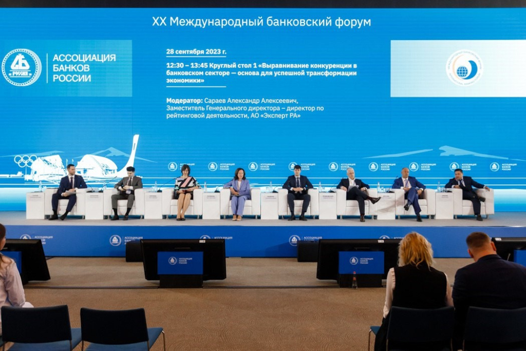 Михаил Дралин на Форуме.jpg